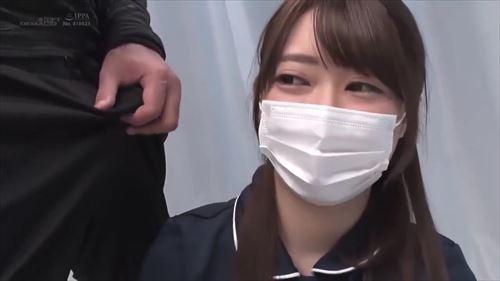 困っている患者を慰め、性的に誘惑する看護師
