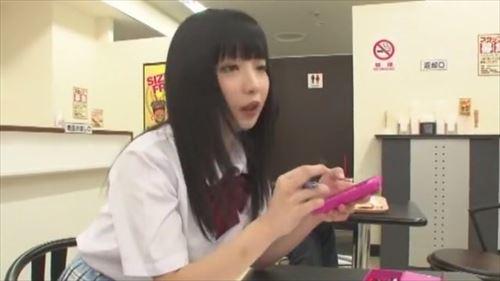 制服姿の少女がスマホに夢中になり、店内の雰囲気がセクシーに変化する。