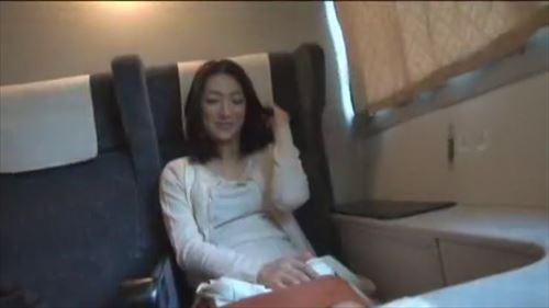 自宅で性的に興奮した様子の女性、車内で振動する