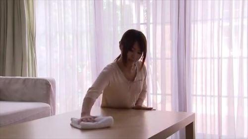 新婚の妻は、夫の実家へ移り住んだ。そこで、不誠実な男たちは彼女を蔑視し、夫が不在の際には、義父や弟たちから暴行を受けた。