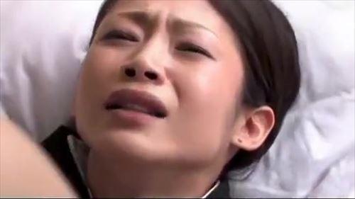 亡き夫への未練を捨てられず、隣室の僧侶の読経を聞きながら、別の男との情事に耽る女。
