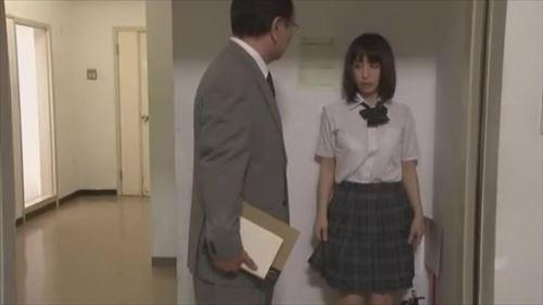 女子校生が同級生や他の生徒たちから超エッチ的行為を強要され、屈辱の表情を浮かべながら、激しい性交や拷問に身を投じる