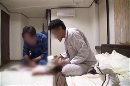 性欲旺盛な男性は、性描写が豊富な雑誌を好んでおり、妄想を現実にするため自宅にやってきた熟女にエロ的行為を迫る
