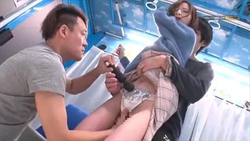 美人は性的魅力で誘惑され、痴漢に犯され、最後は性交してしまう