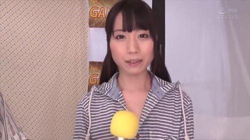 激しいくすぐりと指の動きで、彼女は我慢できず、イキ果てた。