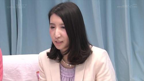 色香漂う主婦が大胆な性交で快感を味わう