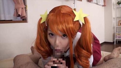 美少女は銀色の髪を長く垂らし、スカートをたくし上げ、白パンティを晒した。その下は鮮明にマンスジが浮かび上がり、指で丁寧に扱われ、快楽に陥落した。