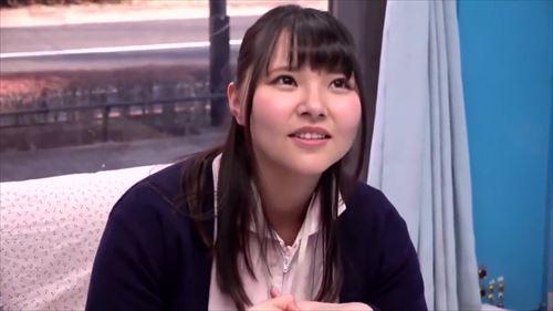 新人看護師が、夜の病院を出て、ミラーの車に同乗すると性的な興奮に襲われる