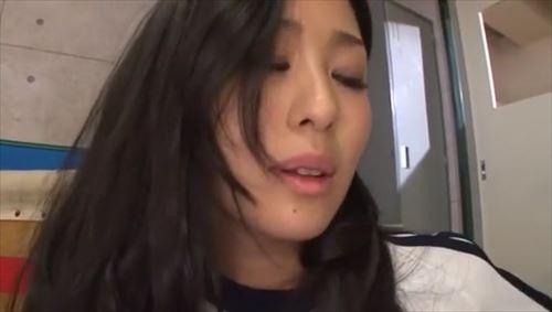 先生は生徒の性欲をそそり、その小さな肉体への欲求は止まらない