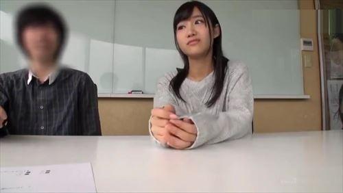 欲求不満の男性を満足させるために、女の子は誘惑される