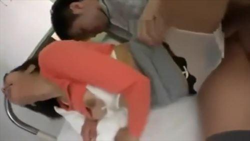 病室で可愛いお姉さんに見つめられ、誘惑されて、その場でスケベ的に乱れちゃう