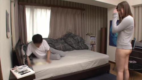 欲求不満の義姉に、初めての性体験を促し、ゴムなしで挿入を強要した。