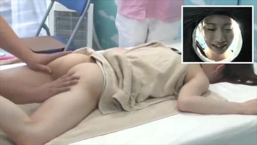 美意識の高い女、彼女は性的なマッサージで快楽を感じてしまう