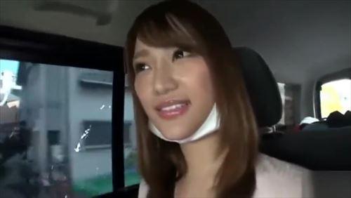 美しく、初めて経験する女性が愛撫される