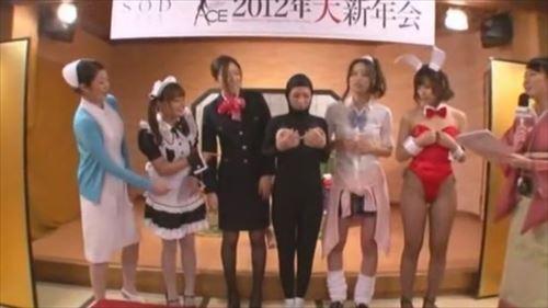美少女女優が転んだ途端、全裸になり、下品なポーズでオンナをさらけ出した。