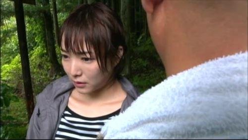変態な少女は、犯されることを望み、性的な暴行で快楽を得る。