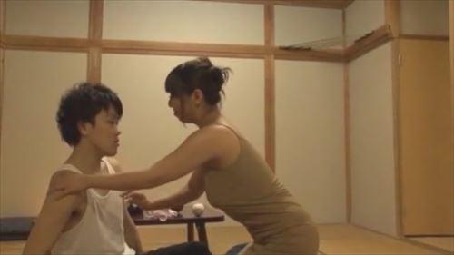 酔った女性が旅館で男に身体を触られ、身体を反応させてしまう