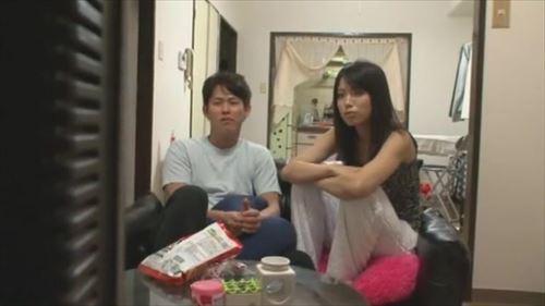 魅惑的な女性は、快楽の頂点に達する。