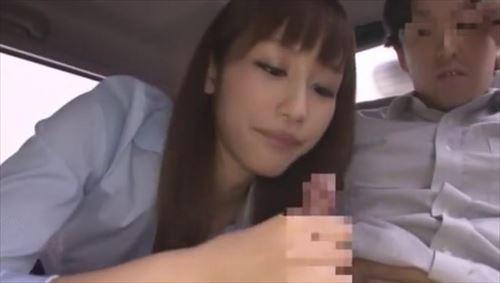 初めての性体験、車の中での密着