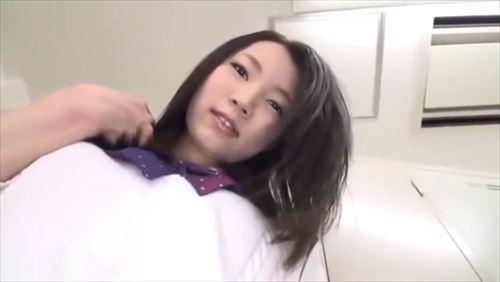 美脚でパンチラ見せつけ、誘惑する少女。
