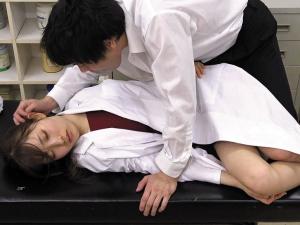 【昏睡レイプ】偉そうな女に制裁発動！！「お薬」を飲ませると、効果てきめん！！意識のないうちにめちゃくちゃに犯してヤる！！