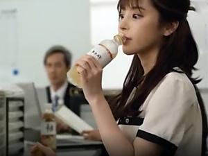 「僕の匂いちゃんと覚えてね…」身の毛もよだつ上司の変態行為！！夜の社内でグロテスクなペニスを突きつけられた女子社員は…