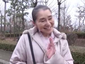 【熟女ナンパ】孫のすすめでバドミントンをやっているという健康的な高齢熟女！！夫を亡くして30年だという未亡人のSEXとは