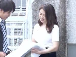 「コンビニばかりじゃ体に悪いでしょ…」隣人青年に母性をくすぐられた女は窮屈な夫との生活から逃れるように不貞行為に溺れて…
