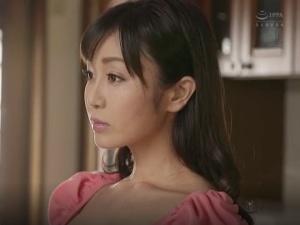 【母NTR】「本当だ…まだ勃ってる…」若いペニスに狂った母！！それは息子をイジメている少年のモノだったとしても…