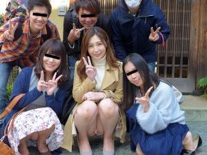 「もしもし？え？呼吸荒い？全然大丈夫だって…んっ♡」明らかに怪しい妻の声！心配性の夫との電話を切ると淫らな行為に没頭！