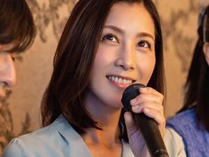 【人妻不倫】「家ではママとしか呼ばれないし…」美熟女が落ちた、息子の担任との恋！！まだ若い先生とのキスが女を変えて…