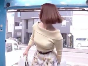 「外から見えなかったです…」マジックミラー号に初乗車した美人妻！！このあと、まさかの連続中出しセックスで乱れまくるとは…