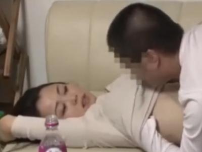 「恥ずかしくなってきちゃった」酔ってじゃれ合ううちにシックスナイン、そしてうっかり中出し…