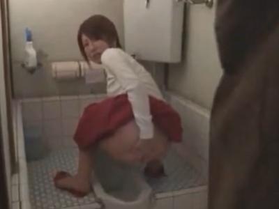 「汚いからやめて！」トイレで用を足している最中に男が乱入！抵抗するもクンニされ…