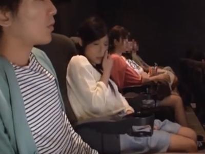 「えっ…こんあ所で！？」映画館で痴漢がオナニーを見せつけ！強引に手コキさせられ…