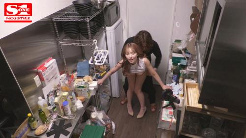 【三上悠亜】意外な場所でいきなり現れた男に犯されてるのにしっかり感じちゃってるドスケベなAV女優さん