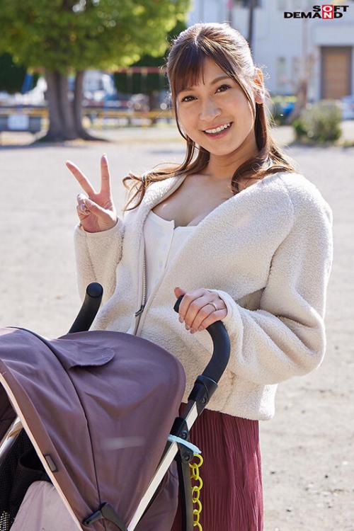 【マジックミラー号】敏感な乳首をもまれて興奮した奥さんがその場で不倫セックスしちゃいます