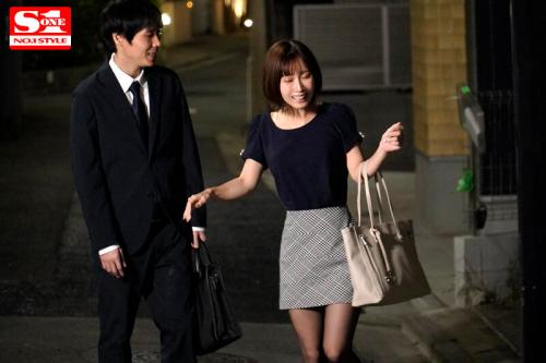 【小島みなみ】婚期を逃してしまった女上司が酔っ払って部下の男とセックスしちゃいます