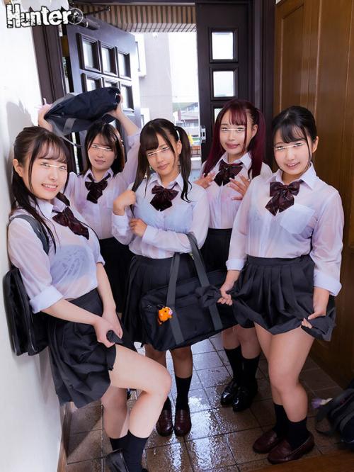 雨でびしょ濡れになった女子高生達を見てたら勃起してしまいそのまま彼女達と乱交セックスしてしまう男