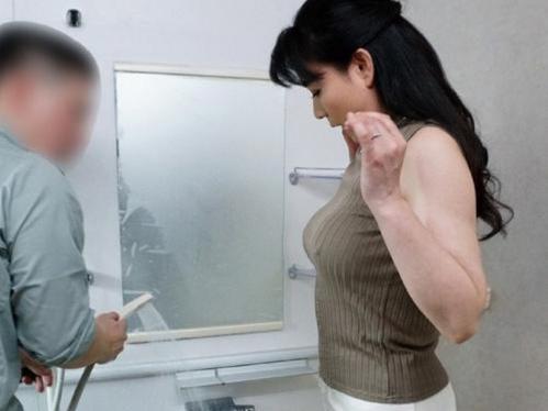 フェロモンむんむんノーブラ熟女人妻が若い業者にムラムラ！おっぱい出して誘惑、チ〇コにむしゃぶりついちゃう淫乱ぶり！