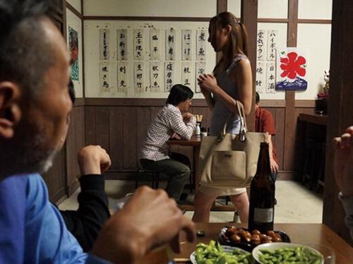 【人妻レイプ】一人で呑んでたスレンダー奥さんが帰り道に襲われる！ホロ酔いおやじ達に輪わされるが絶頂しちゃう恥ずかしの人妻