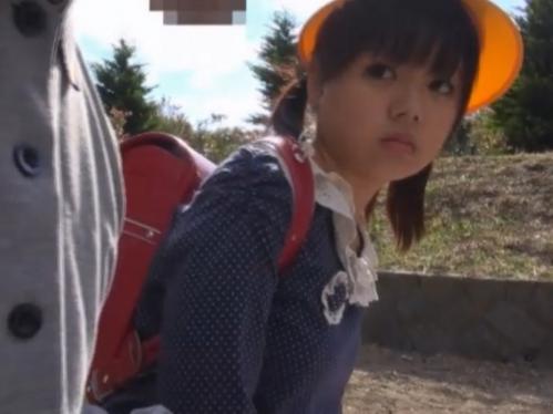 お菓子で釣って〇学生ナンパ！自宅に連れ込みヤリたい放題、未開発ボディを味わいつつ激ピストンから勝手に中出しするヒドイ奴！