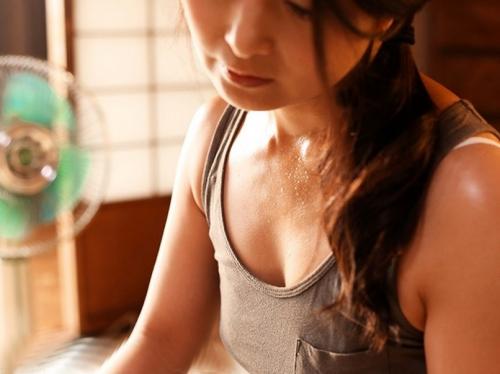 旦那に浮気をされて寂しい熟女妻がお返し不倫！中年おやじと汗だくでシックスナイン、挿入されれば我を忘れて激しくイキまくる！