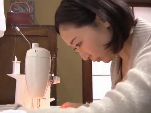【ヘンリー塚本】中年夫婦がスケベ丸出しでSEX三昧、毎日エッチしたいオバサンたち！生理でもお構いなくハメまくるエロおやじ
