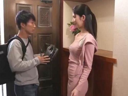 母の友人とは思えぬほど美しい熟女！思い焦がれたカラダを味わい尽くす至福の時！背徳感のなか快楽に溺れてしまうエッチな熟女！