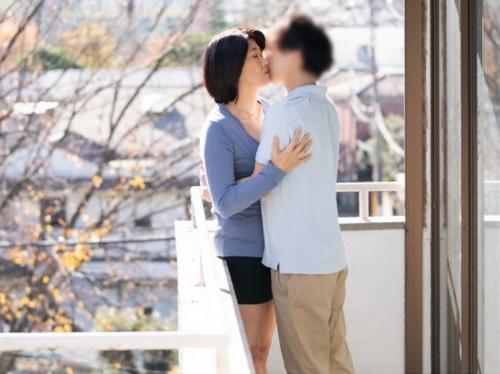 【母子相姦】大好きな母の再婚に嫉妬するエロ息子！独占したくて禁断のカラダに手を出してしまうドロドロ近親セックス青山深雪！