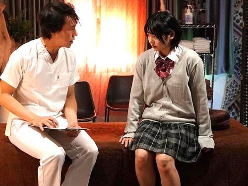 【女子校生ｘマッサージ】抵抗もできない大人しい女の子が餌食に！電マでピクピクして挿入されれば情けなく喘ぎまくほど激イキ！