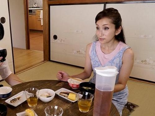 欲求不満未亡人熟女にSEXチャンス到来！スケベな娘婿が勃起していた、久しぶりのちんぽに大興奮のお義母さんが近親ファック！