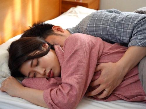 【人妻NTR】引っ越して来たばかりの隣人旦那に女房が寝取られる！巨乳グラマラスボディを思う存分ハメまくる我慢できない衝動
