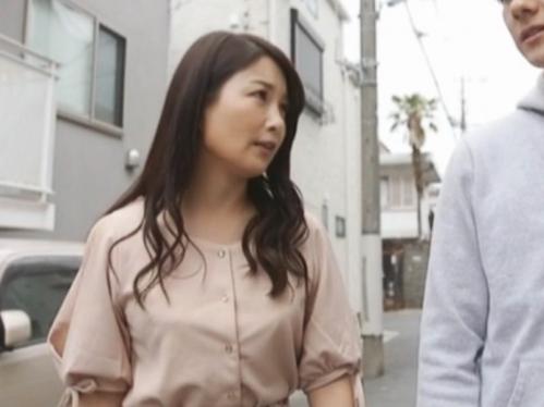母の友人とは思えぬほどの美しい熟女人妻と念願のセックス！若いちんぽに興奮したオバサンが丹念に舐めて豪快にハメまくっちゃう
